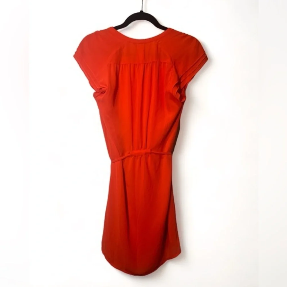 H & M Women Sz 4 Coral Sheer Overlay‎ Pleated Shirt V Neck Dress with Tie Waist
